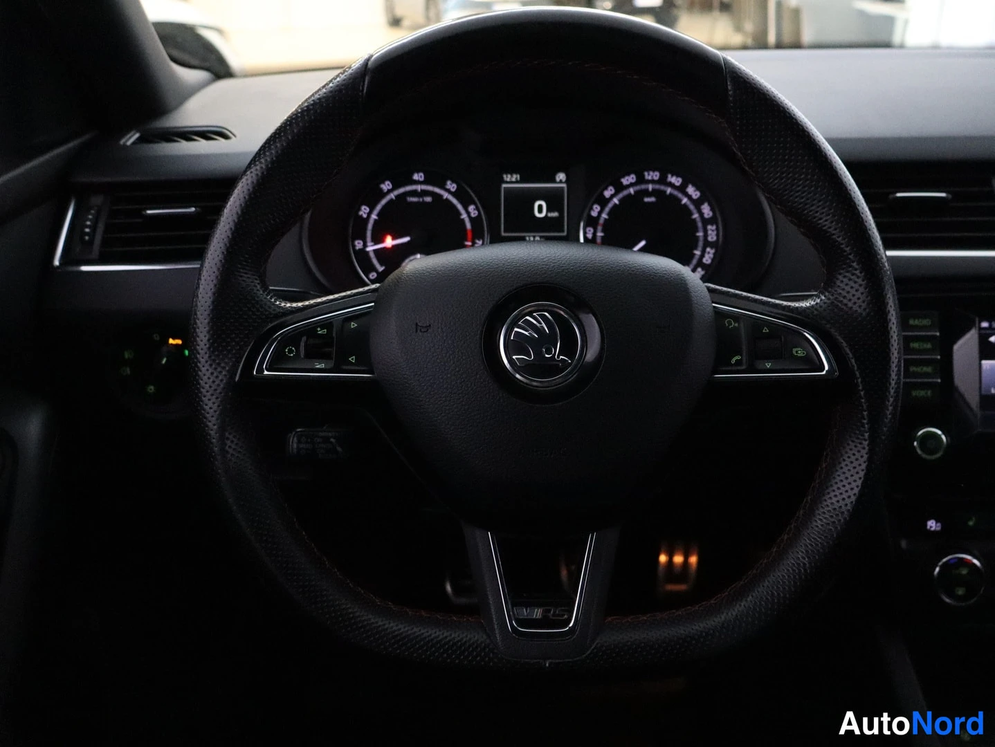 Valkoinen Skoda Octavia 2015, kuva 30