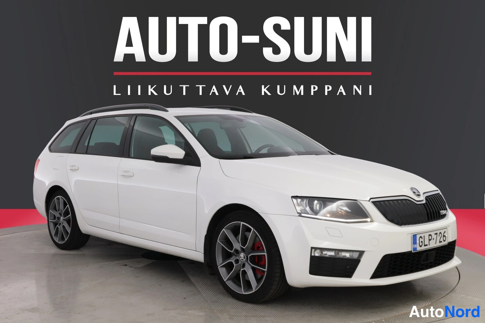 Valkoinen Skoda Octavia 2015, etuviisto, keula oikealle, kuva 2