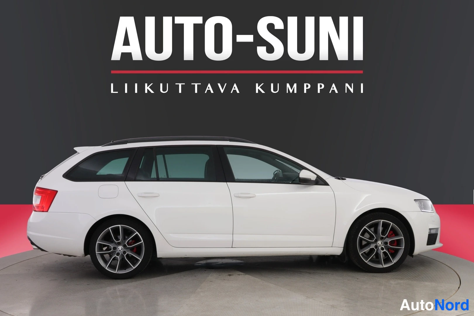 Valkoinen Skoda Octavia 2015, sivulta, kuva 3