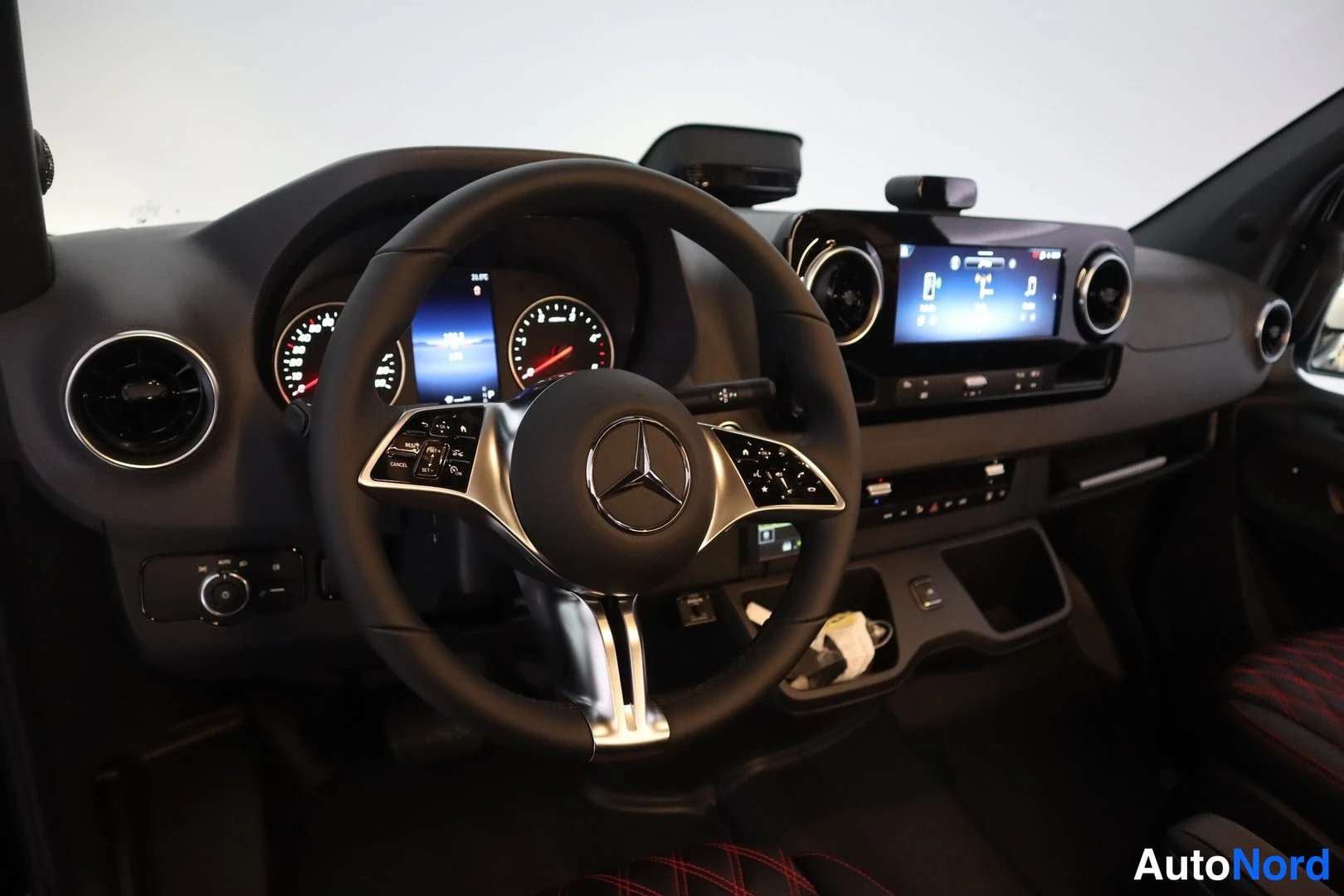 Muu: Ratti ja kojelauta Mercedes-merkillä， älyruutu ja mittaristot näkyvät lähikuvassa.