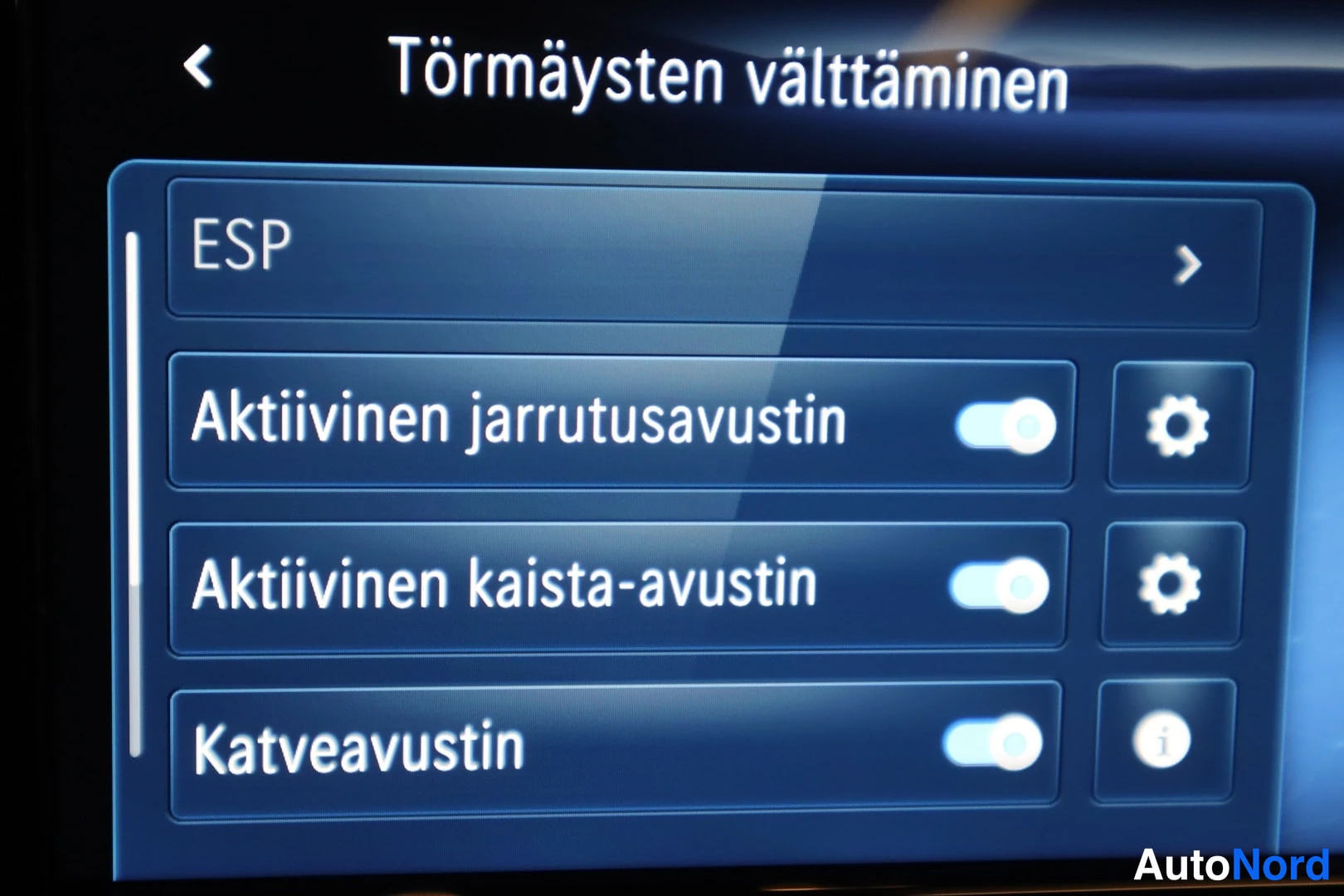 Muu: Tallenne: näytön valikko Törmäysten välttäminen, jossa ESP, Aktiivinen jarrutusavustin, Aktiivinen kaista-avustin ja Katveavustin.