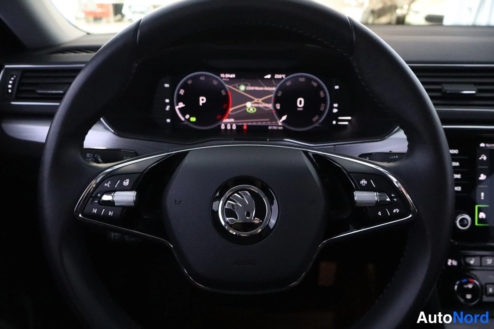 Etuviisto: Skoda-ohjauspyörä monitoiminapeilla ja digitaalinen mittaristo taustalla.