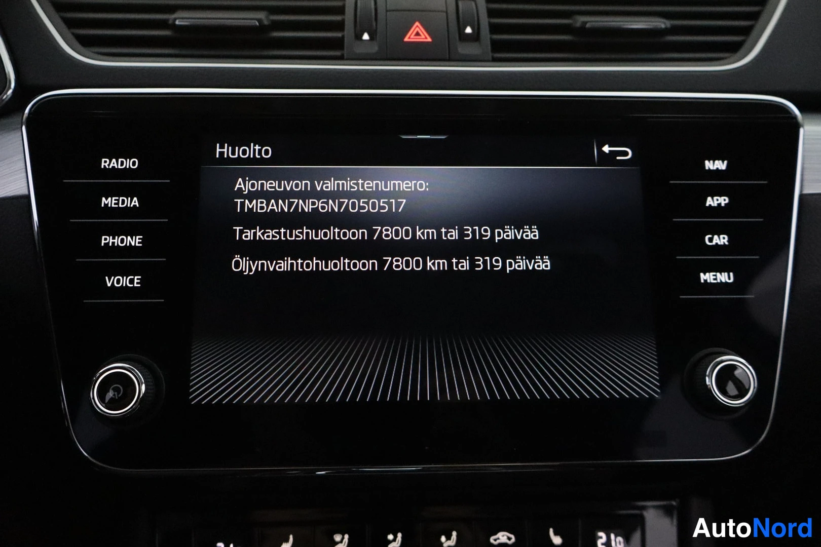 Muu: Näytön Huolto-sivu: ajoneuvon valmistenumero TMBAN7NP6N7050517 ja huoltovälit 7800 km tai 319 päivää.