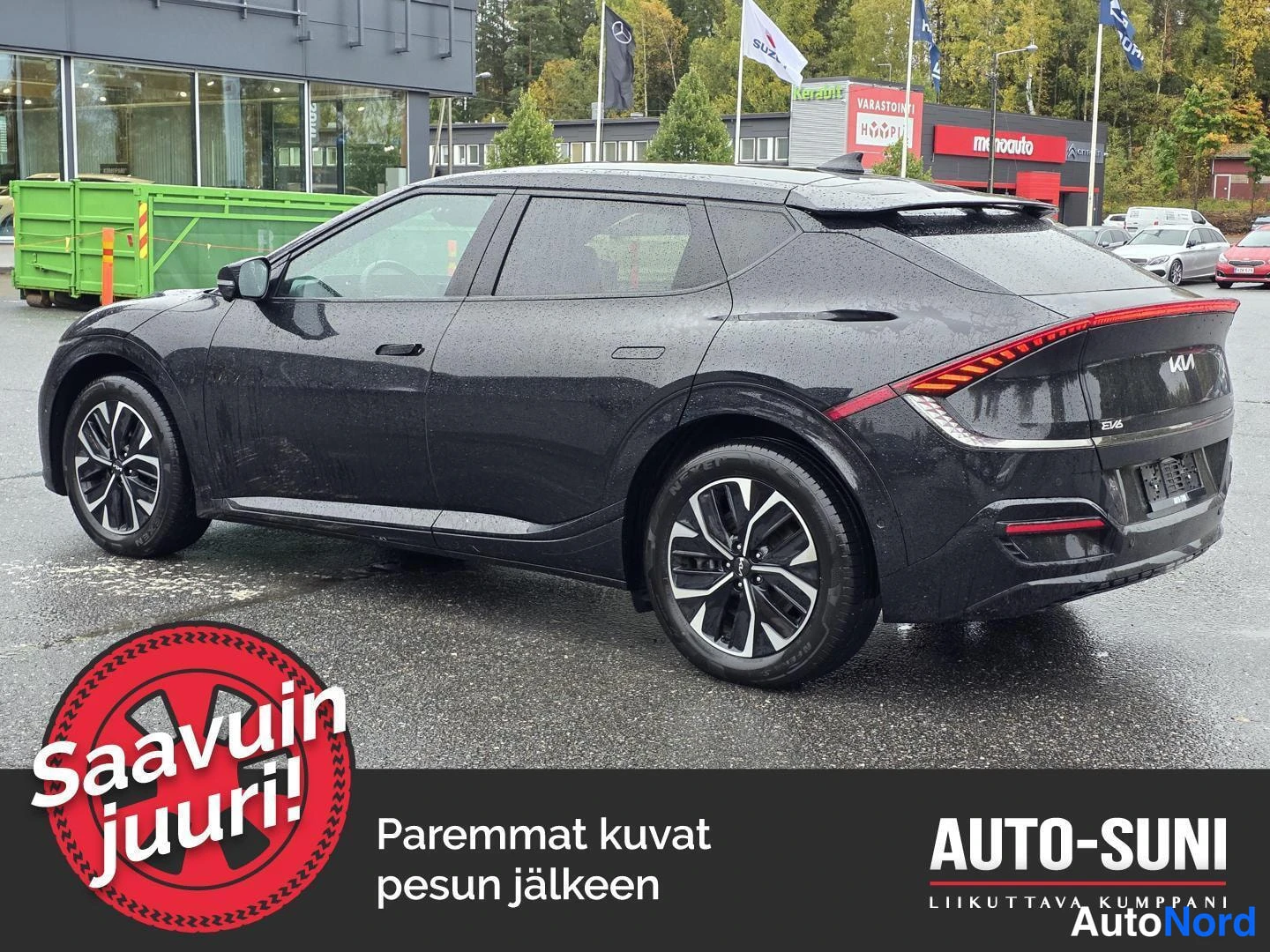 Takaviisto: Musta Kia EV6 -henkilöauto kuvattu takaokoliskulmasta vasemmalta, takavalo ja korin kylki näkyvät.
