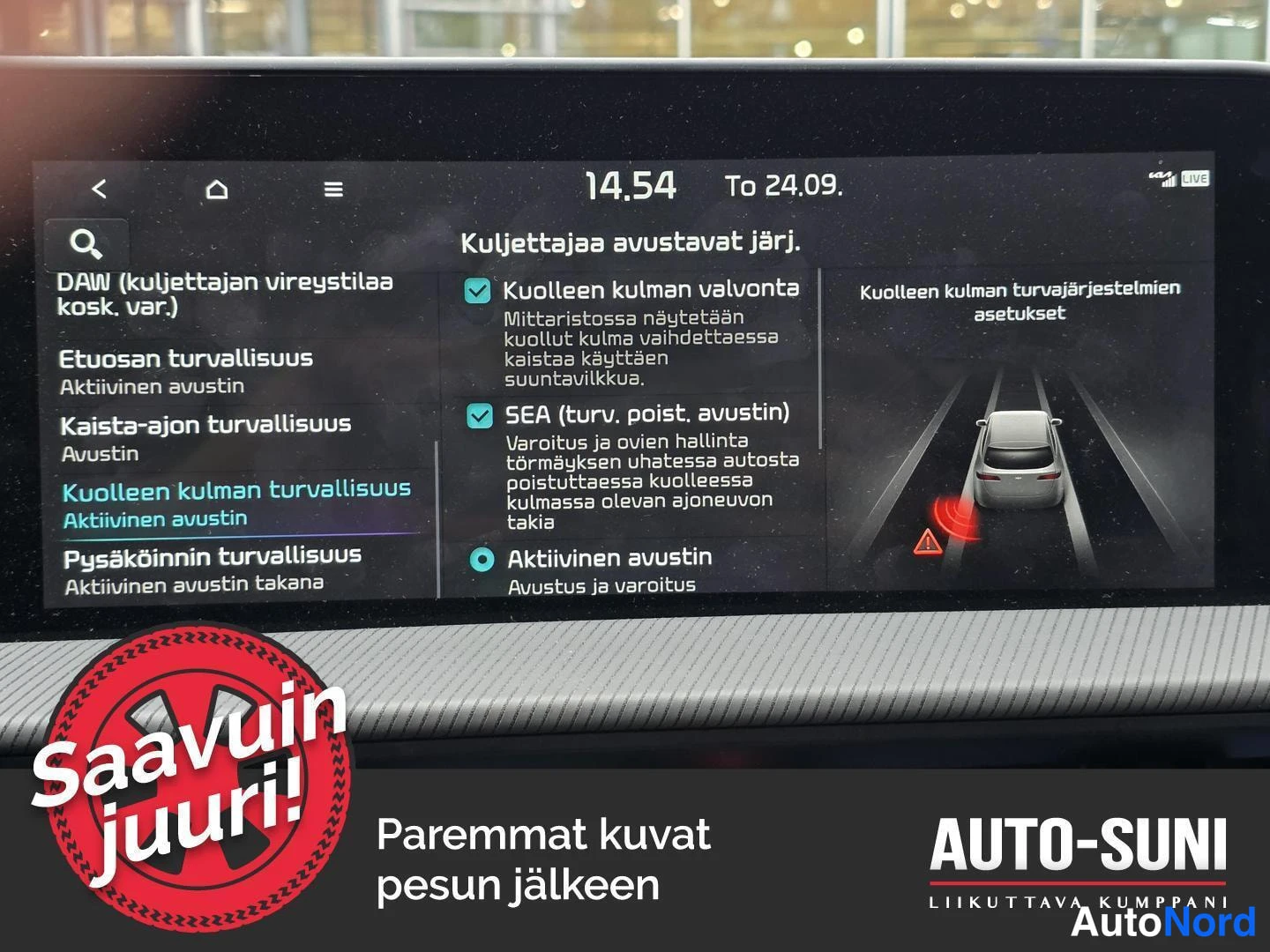 Yksityiskohta: Auton infotainment-näytön kuva: Kuolleen kulman turvallisuus -valikko, Kuolleen kulman valvonta ja SEA (turv. poist. avustin) valittuina.