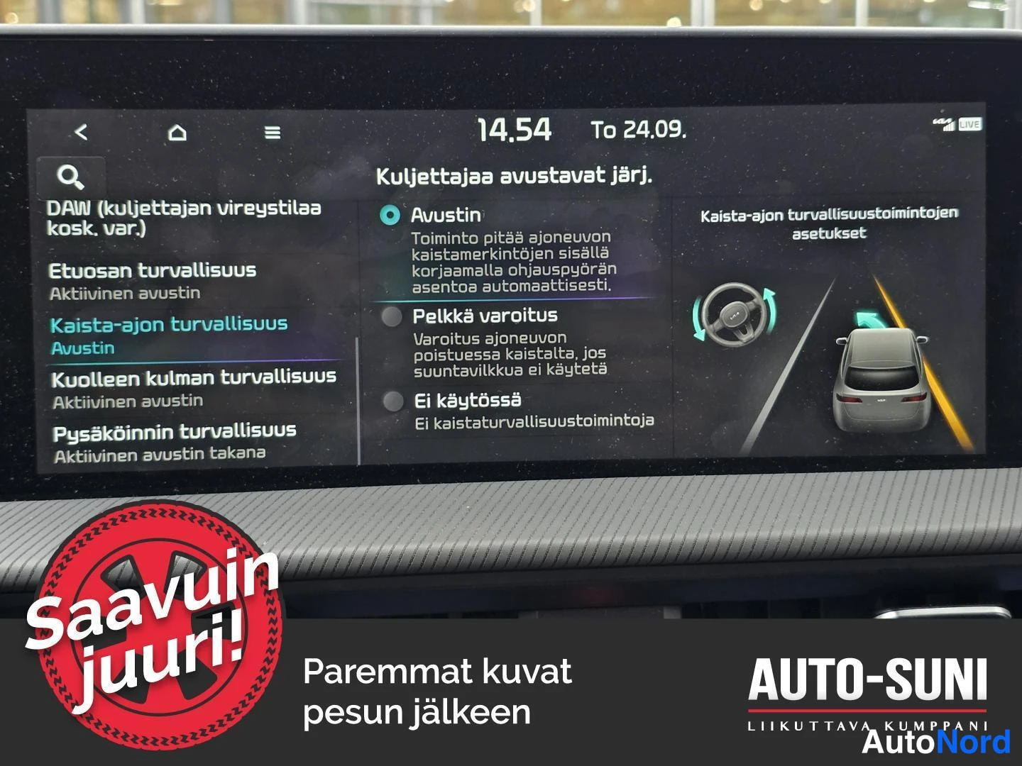 Yksityiskohta: Auton infotainment-näytön kuva: Kaista-ajon turvallisuus -valikko, Avustin valittuna, Pelkkä varoitus ja Ei käytössä valitsematta.