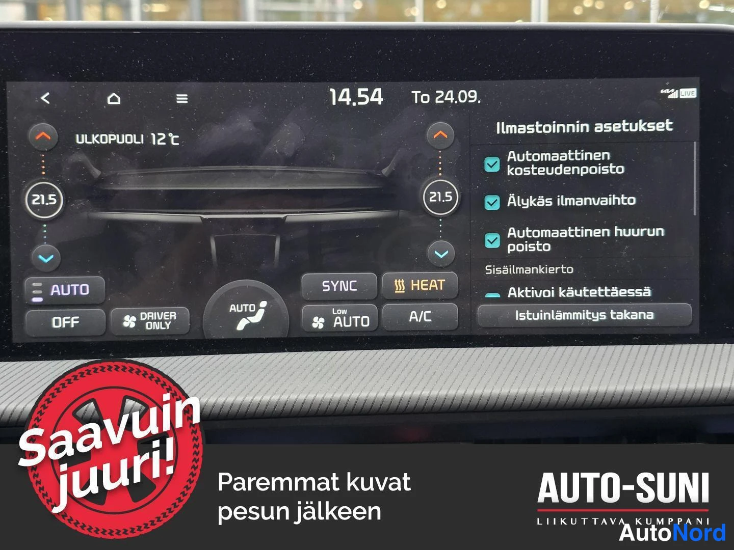 Muu: Auton kojelaudan infotainment-näyttö ilmastoinnin asetuksissa, molemmat lämpötilat 21,5 astetta, HEAT- ja A/C-painikkeet näkyvissä.