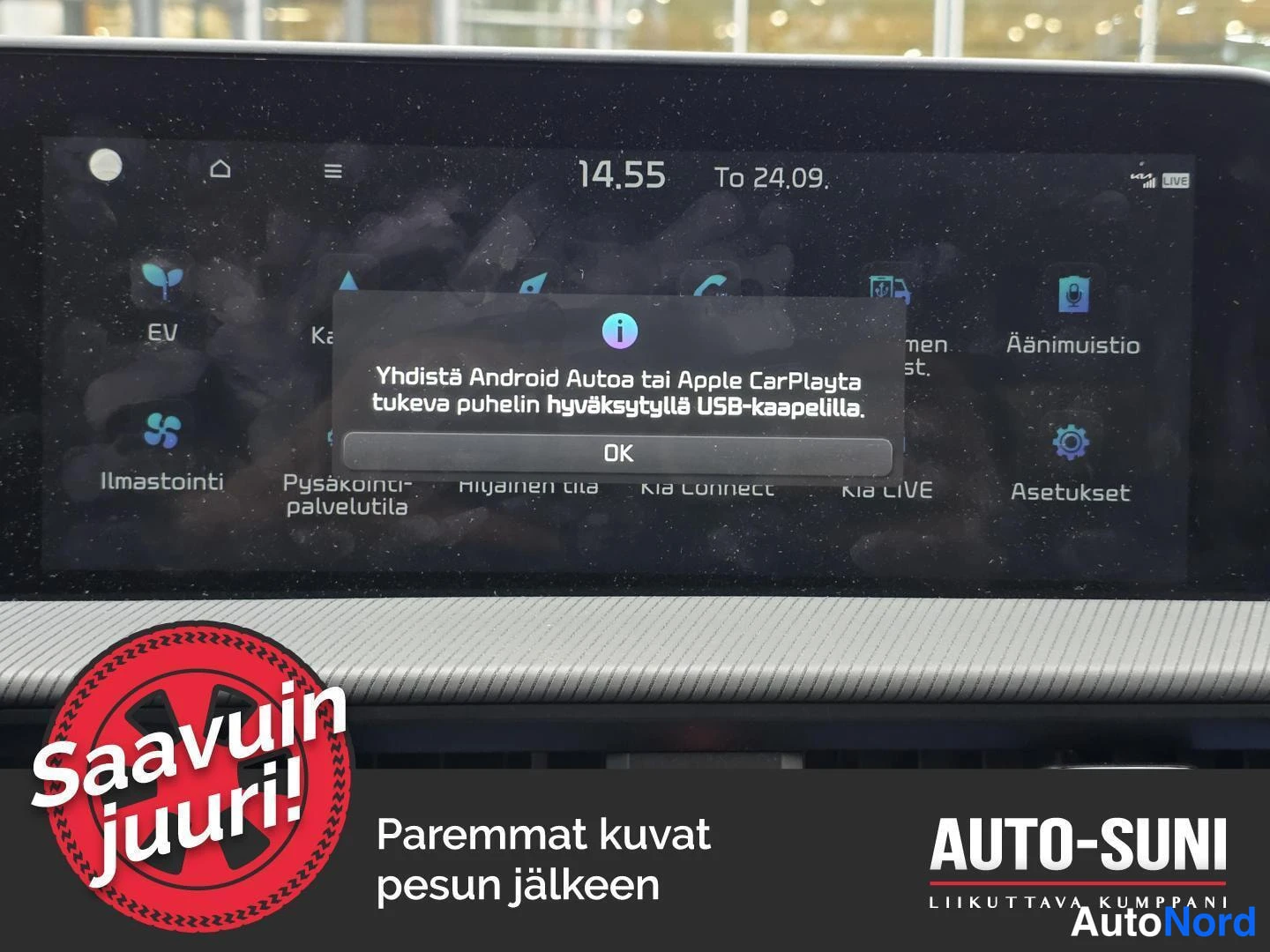 Muu: Kojelaudan näyttö ilmoittaa Yhdistä Android Autoa tai Apple CarPlayta tukeva puhelin hyväksytyllä USB-kaapelilla -viestin, OK-painike näkyvissä.