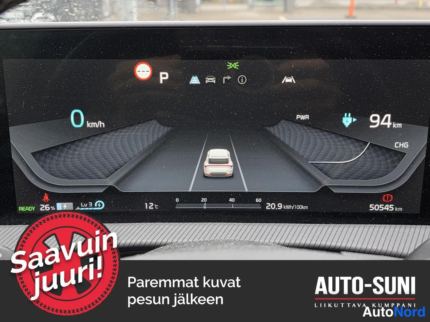 Yksityiskohta: Autoon kuljettajan näytön mittaristonäkymä: nopeus 0 km/h, vaihe P, kantama 94 km ja lukukilometrimäärä 50545 km.