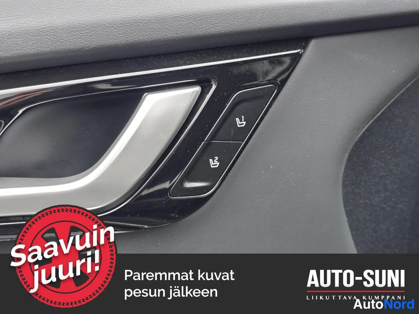 Muu: Ikkunanostokytkimet ja valkomusta ovenkahva ovipaneelissa; kaksi painiketta tuolikuvakkeilla.