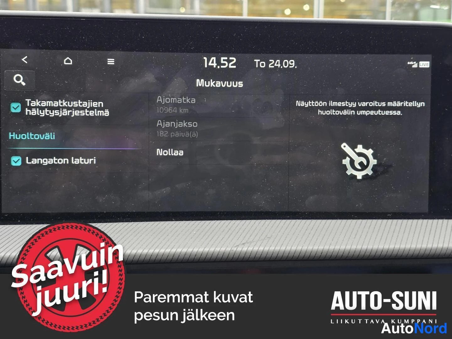 Yksityiskohta: Auton keskinäytön Mukavuus-valikko huoltoväliasetuksineen, näytössä ajomatka 10964 km ja huoltoväli 182 päivää.