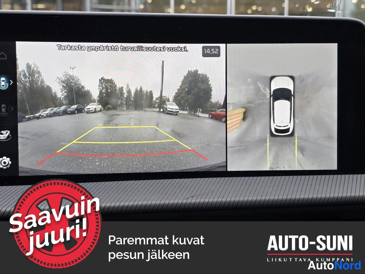 Muu: Autoinfonäytöllä ympärivaranäkymä: etukameran kuva parkkiruudukolla ja ylhäältäpäin kuvattu valkoinen auto.