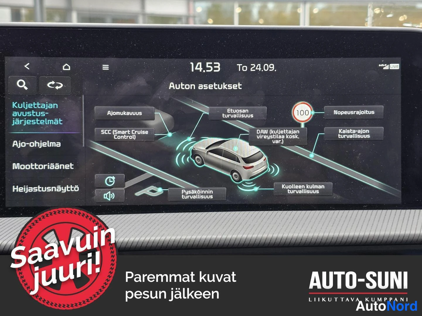 Muu: Infonäytön Auton asetukset -valikko, jossa on kuvitus auton avustusjärjestelmistä kuten SCC ja nopeusrajoitus.