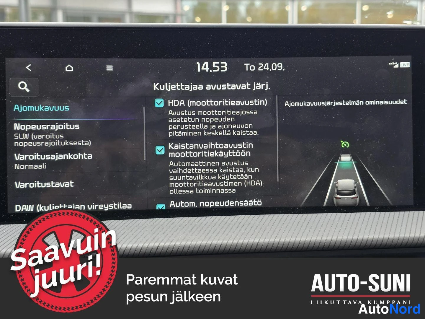 Yksityiskohta: Auton infotainment-näytön kuva: asetusnäkymä otsikolla Kuljettajaa avustavat järj., valittuina HDA (moottoritieavustin) ja Kaistannvaihtoavustin moottoritiekäyt