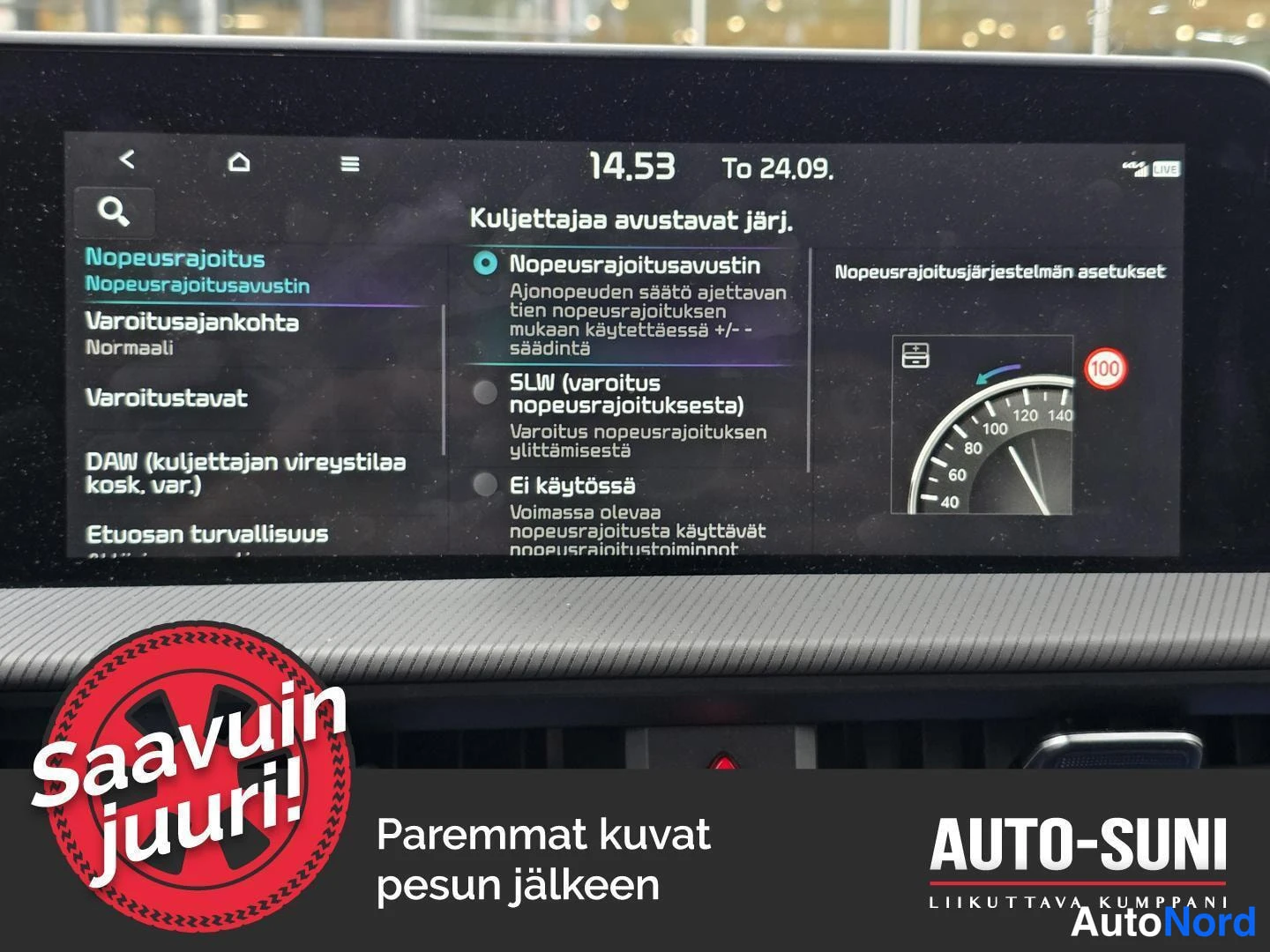 Yksityiskohta: Auton infotainment-näytön kuva: Nopeusrajoitusasetukset, Nopeusrajoitusavustin valittuna ja SLW-varoitus sekä Ei käytössä -vaihtoehdot rastittomina.
