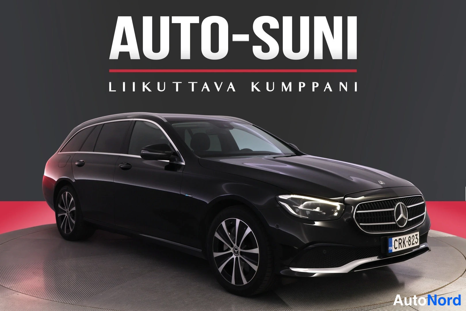 Etuviisto, nokka oikealle: Musta Mercedes-Benz A-sarja... aseteke.