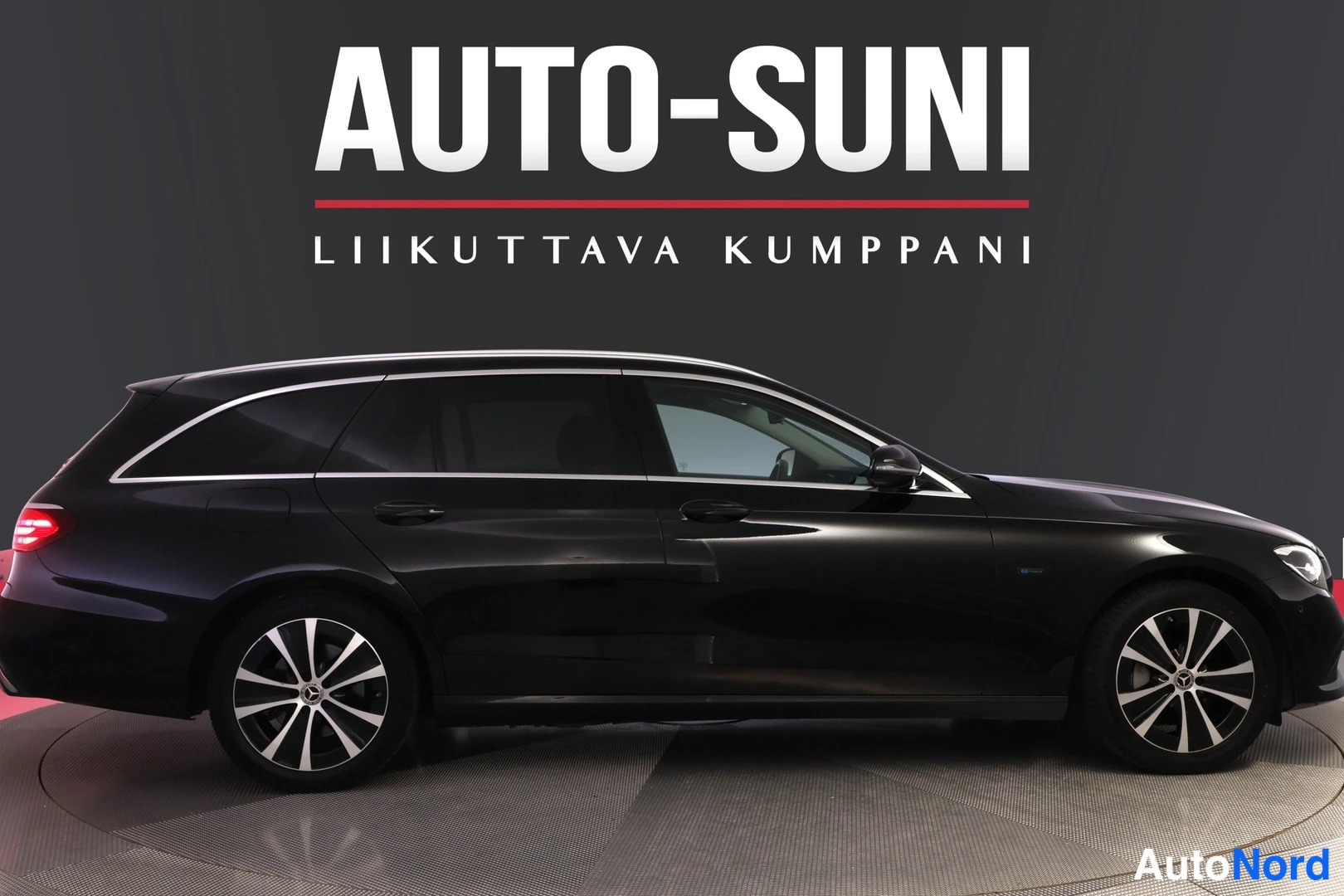 Sivulta: Mustan Mercedes-Benz:;n sivuprofiili studiovaalitaustaa vasten, paidat suljettuina ja konepelti peitettyinä.