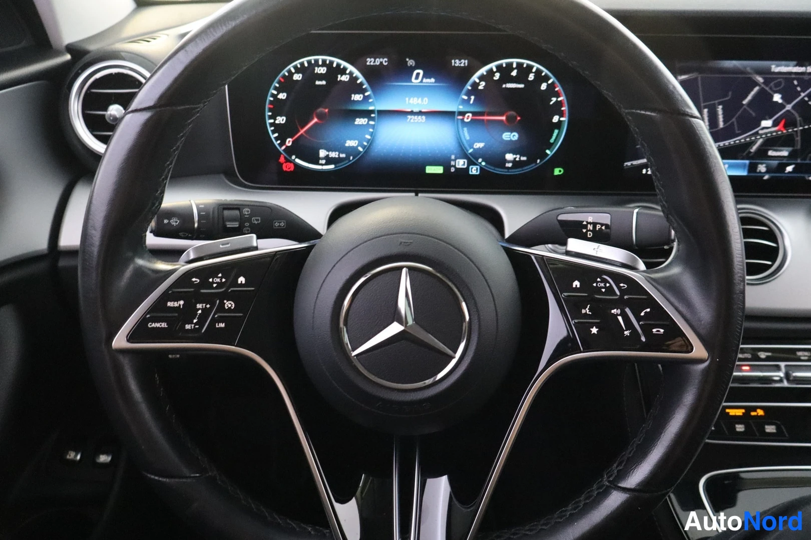 Muu: Mercedes-Benzin ohjauspyörä ja digitaalinen mittaristo, jossa näkyy ajotieto ja navigointikartta oikeanpuoleisessa näytössä.