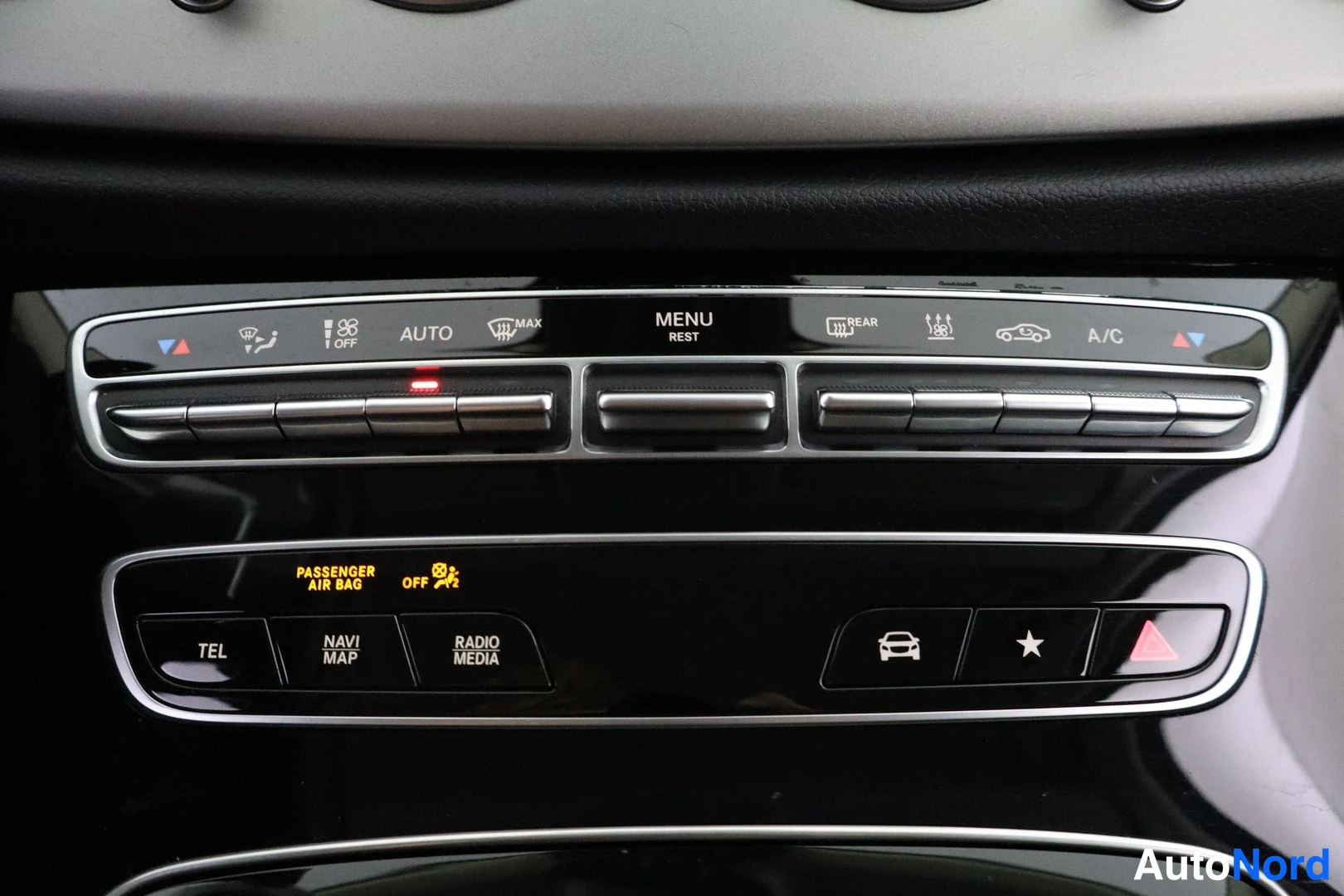 Muu: Keskikonsolin ilmastoinnin ja median painikkeet: AUTO, A/C, MENU REST, TEL, NAVI MAP, RADIO MEDIA sekä OFF-merkky valo matkustajan turvatyynylle.