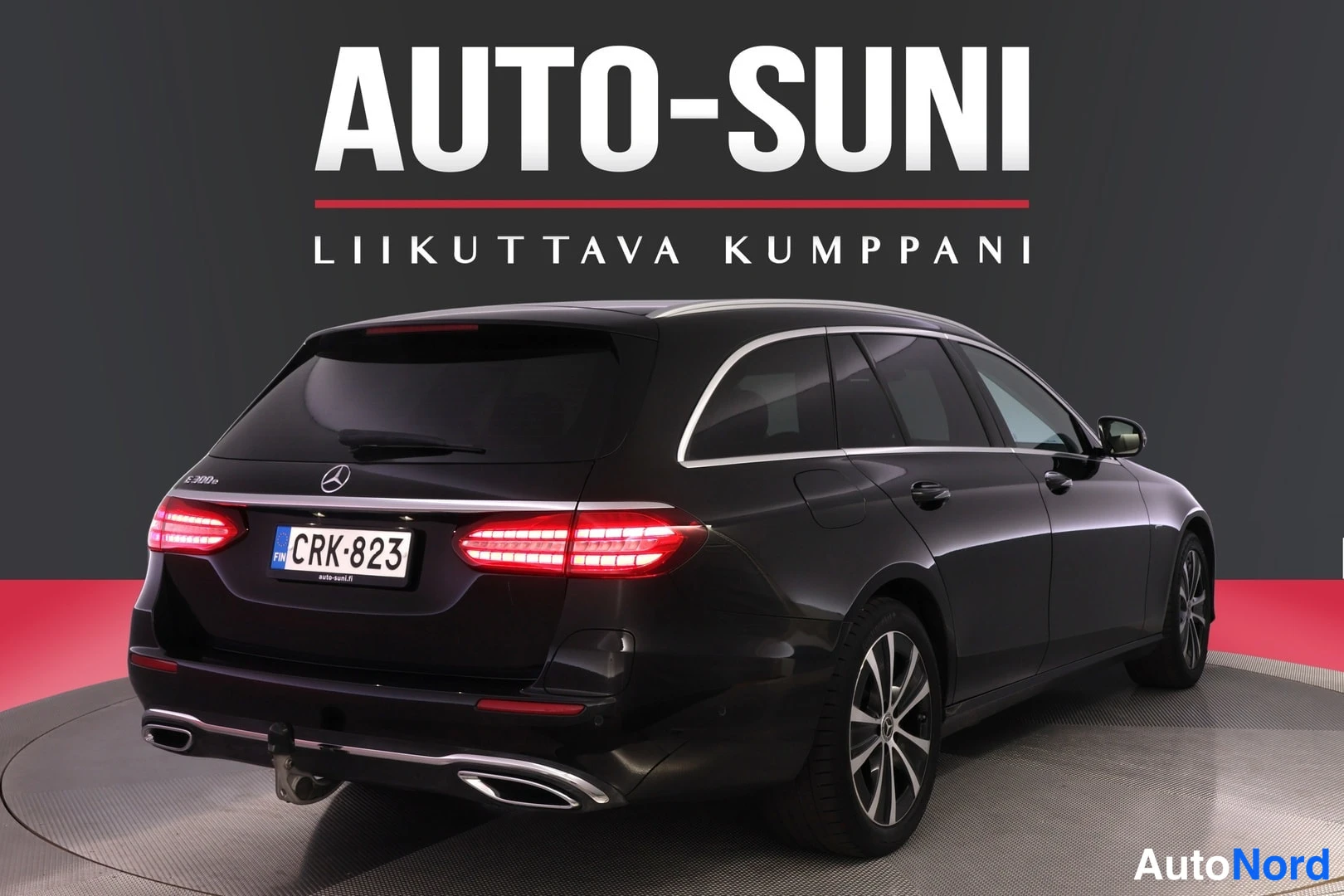 Takaviisto: Mustan Mercedes-Benz:;n taka Kolmasosakulma studiovaalitaustaa vasten, paidat suljettuina ja konepelti peitettyinä.