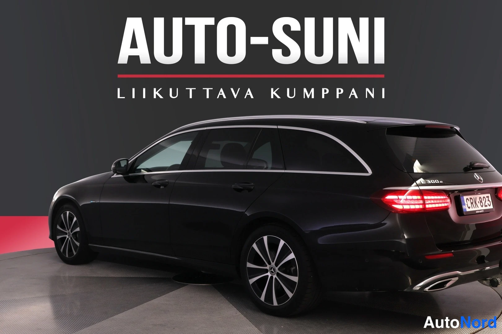 Takaviisto: Mustan Mercedes-Benz:;n taka Kolmasosakulma studiovaalitaustaa vasten, paidat suljettuina ja konepelti peitettyinä.