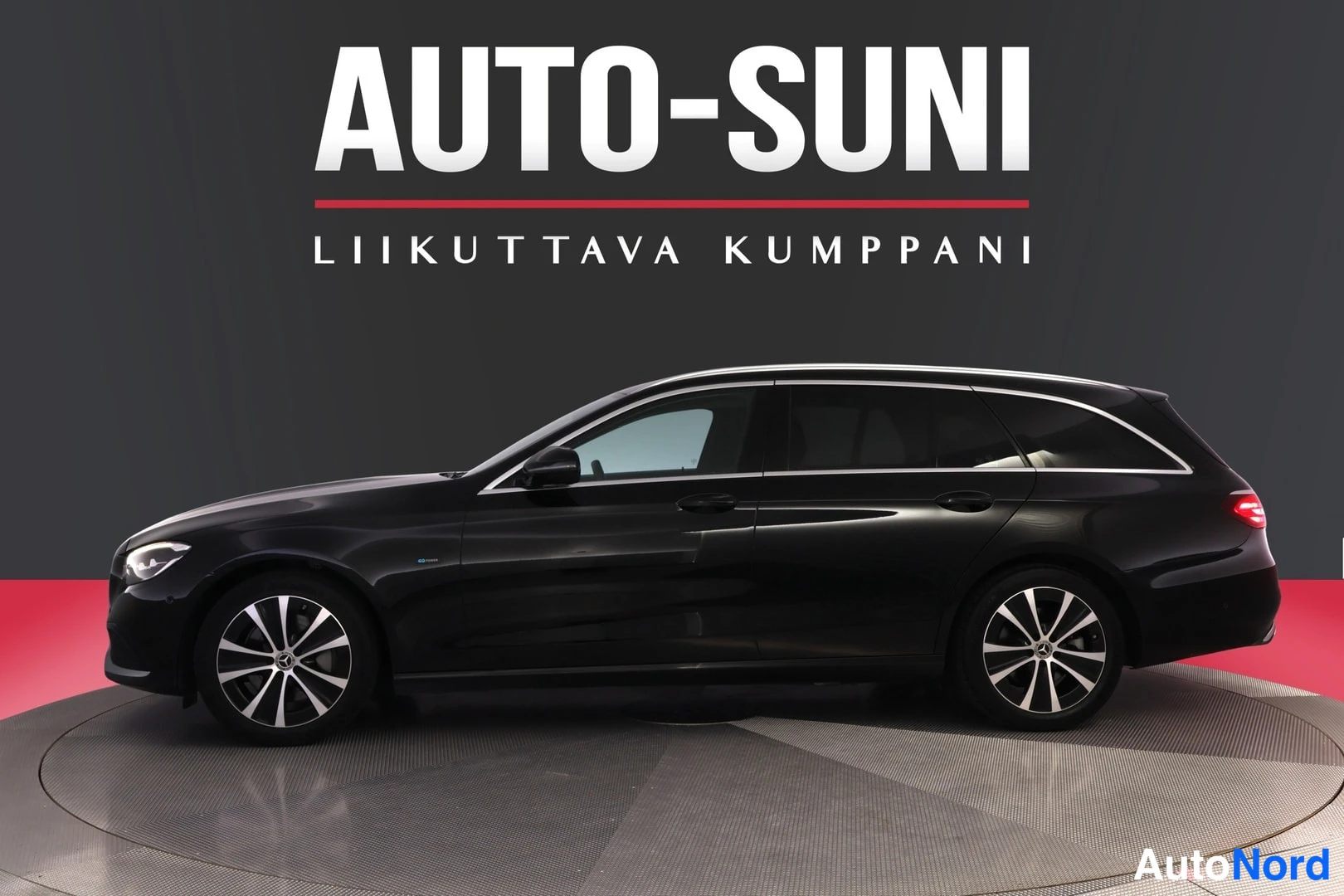 Sivulta: Musta farmariauto sivusta kuvattuna näyttämöllä.