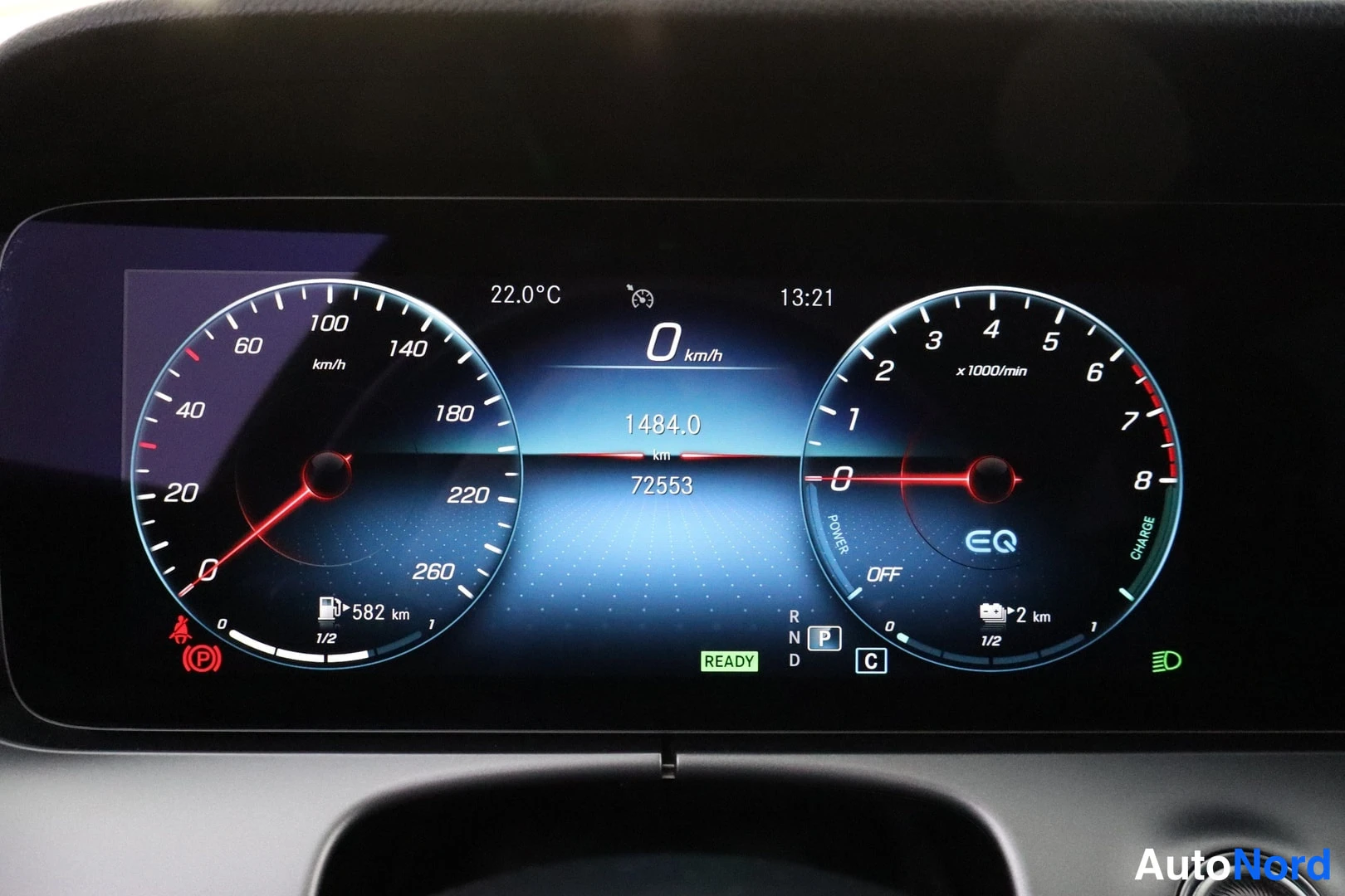 Muu: Digitaalinen mittaristo näyttää 0 km/h nopeuden, matkamittarin lukeman 72 553 km, lämpötilan 22,0 °C ja kellonajan 13:21, oikealla nolla metriä.