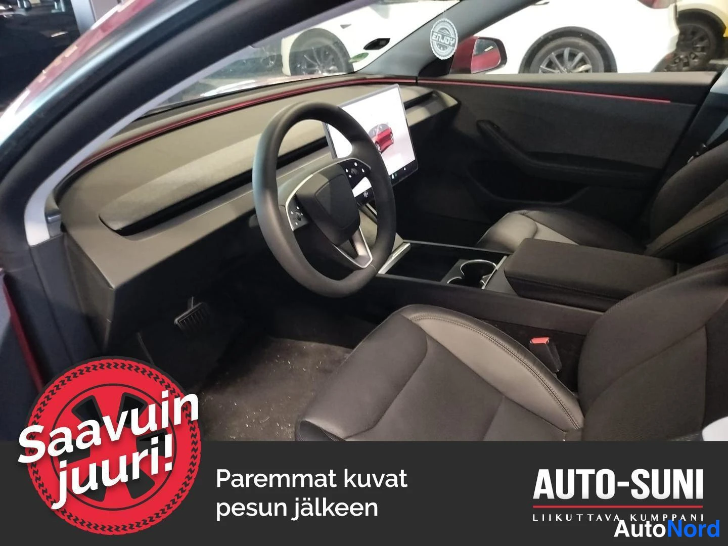 Muu: Musta kaksiosainen etuistuin ja ohjauspyörä teslassa.