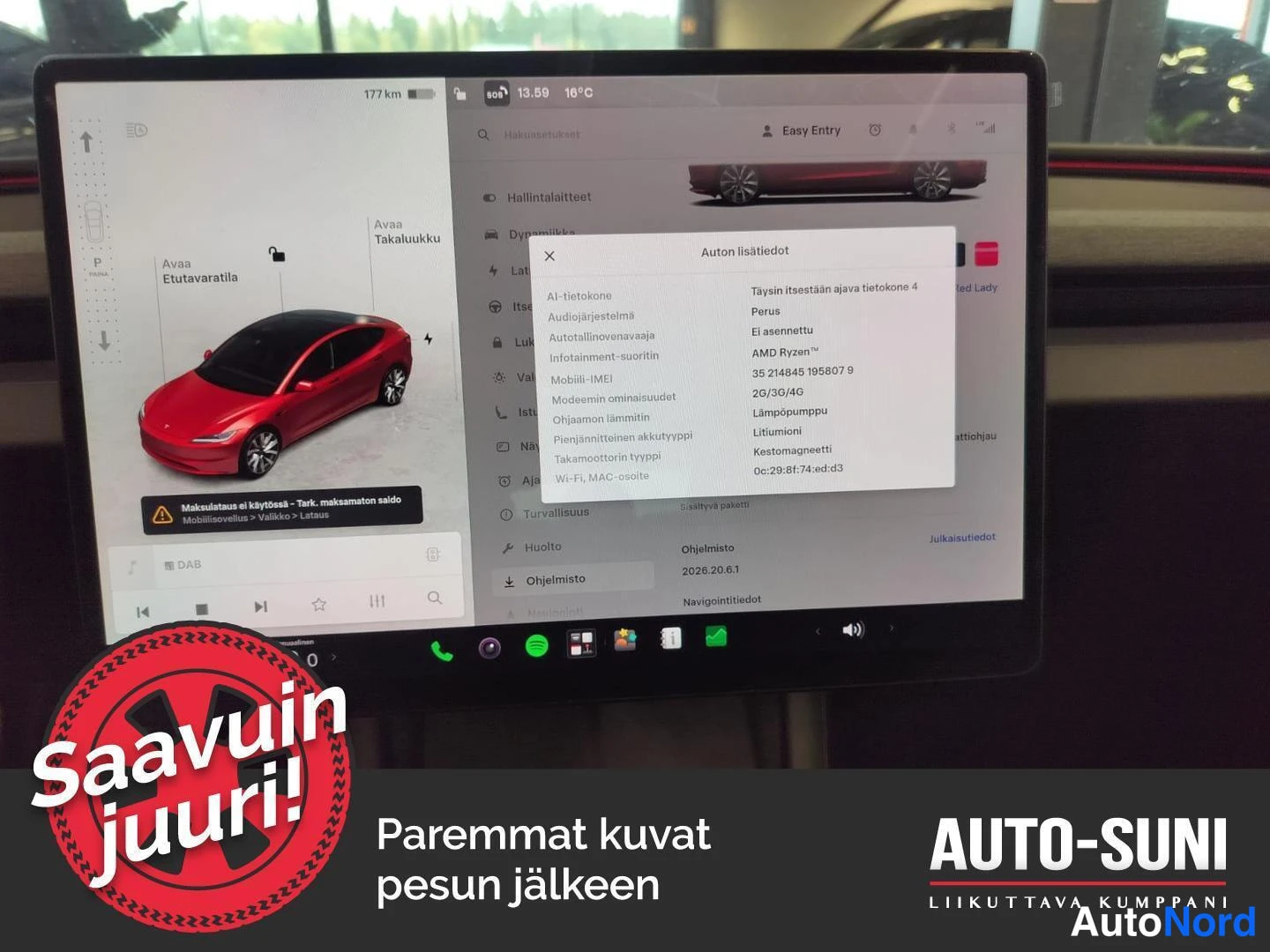 Muu: Tesla Model 3:sen näyttö, lisätiedot-korostus ilmassa.