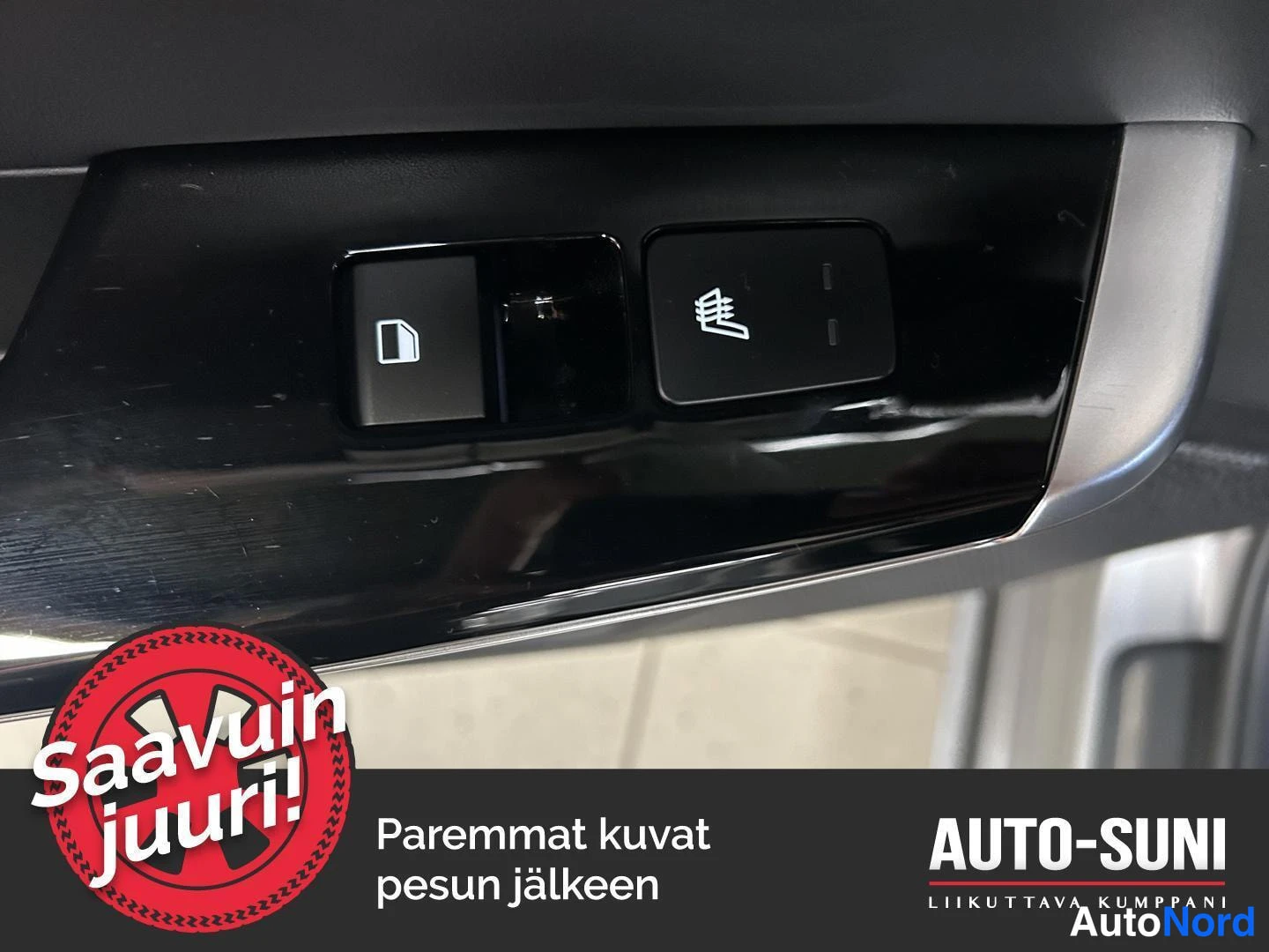 Yksityiskohta: Ovipaneelin kytkimet lähikuvana: ikkunanostimen vipu ja istuinkuvallinen lämmityspainike kolmella tasoindikaattorilla.