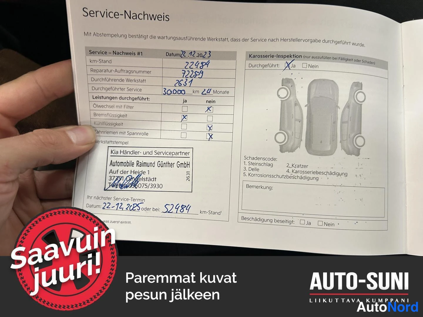 Asiakirja: Käsi pitää auki saksankielistä huoltokirjaa: huoltonachweis nro 1, päiväys 22.12.2023, 22 484 km, Kia-huoltoliikkeen leima ja seuraava huolto 22.12.2025 / 52 98
