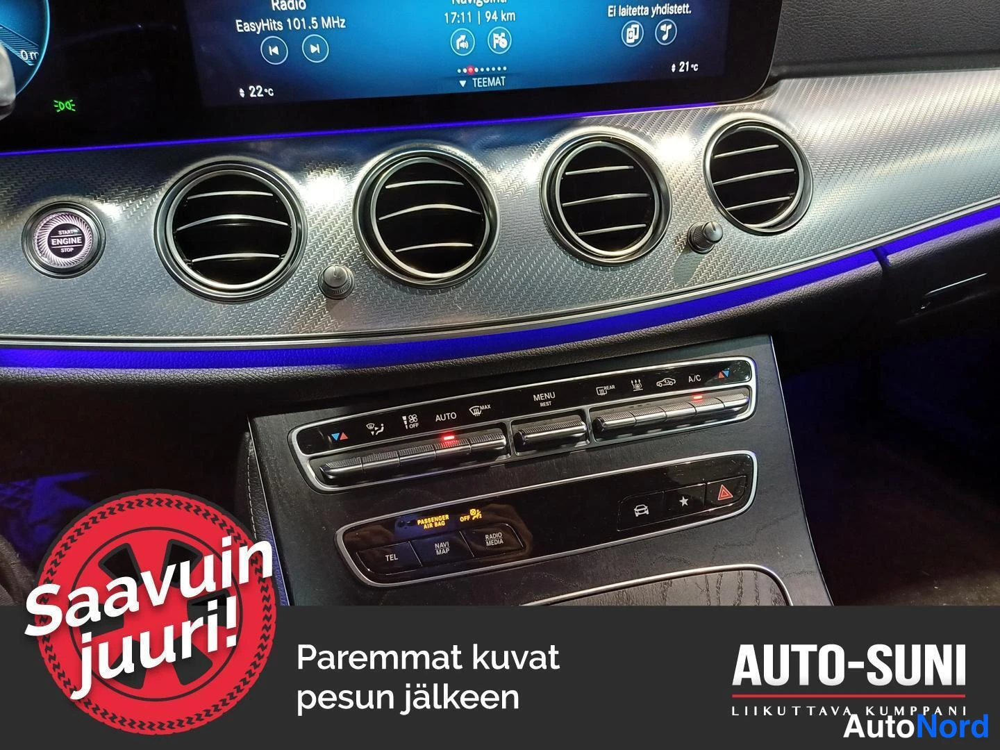 Muu: Auton kojelaudan ilmastointisuuttimet ja keskikonsolin ilmastointiautomaatin painikkeet, joissa tekstit A/C, AUTO, MENU, MAX ja PASSENGER AIR BAG OFF; lämmitysl