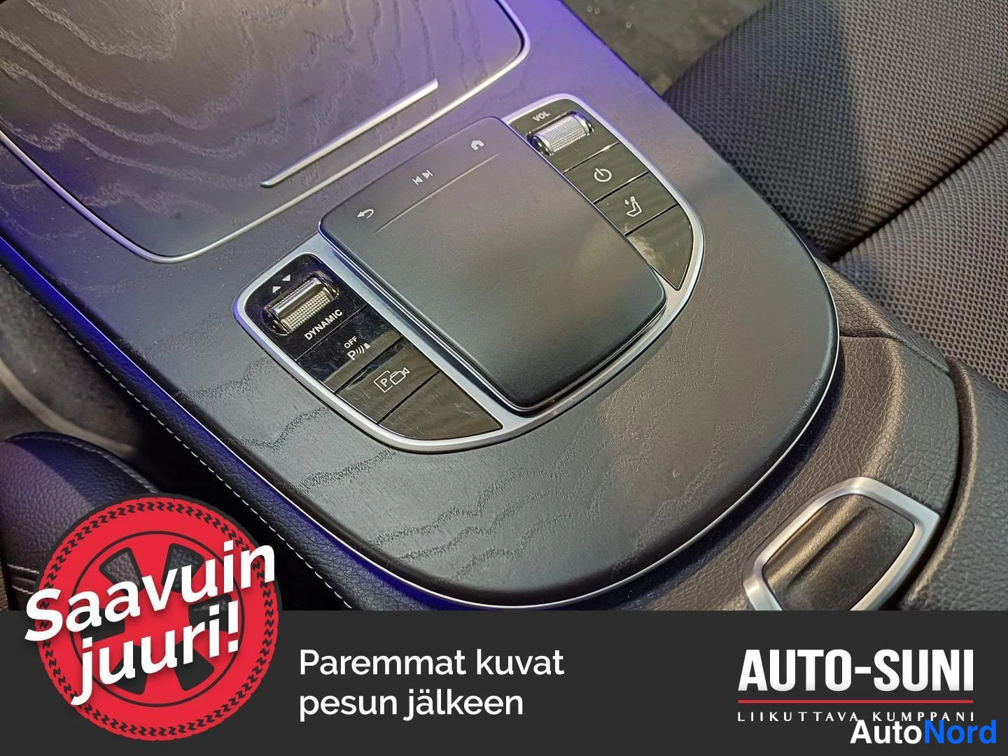 Muu: Autojen keskikonsolin kosketusohjain ja nappiryhmä lähikuvassa, tekstit DYNAMIC ja VOL näkyvissä.