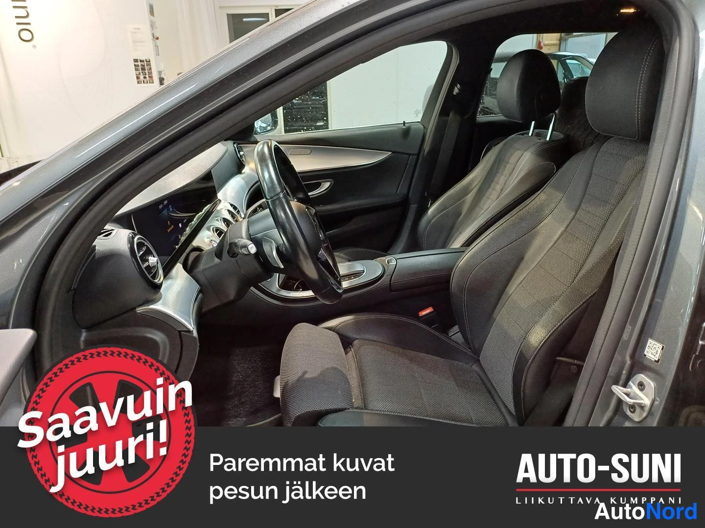 Muu: Mercedes-Benzin etupenkki ja ohjaamo: tummat istuimet, ohjauspyörä ja kojelauta.
