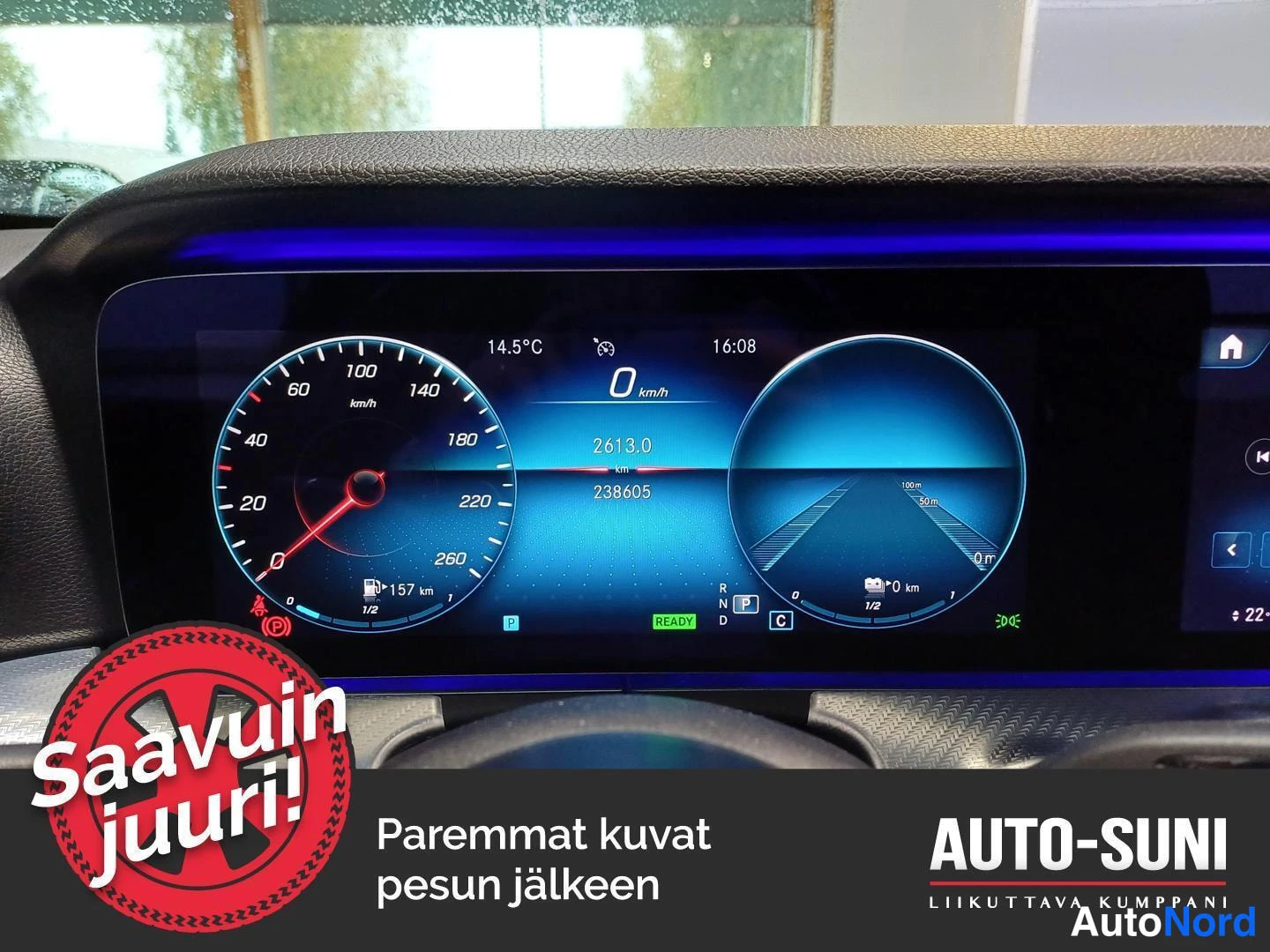 Muu: Mittariston näyttö lähikuvassa: nopeusnaytin ja matkamittari 238605 km.