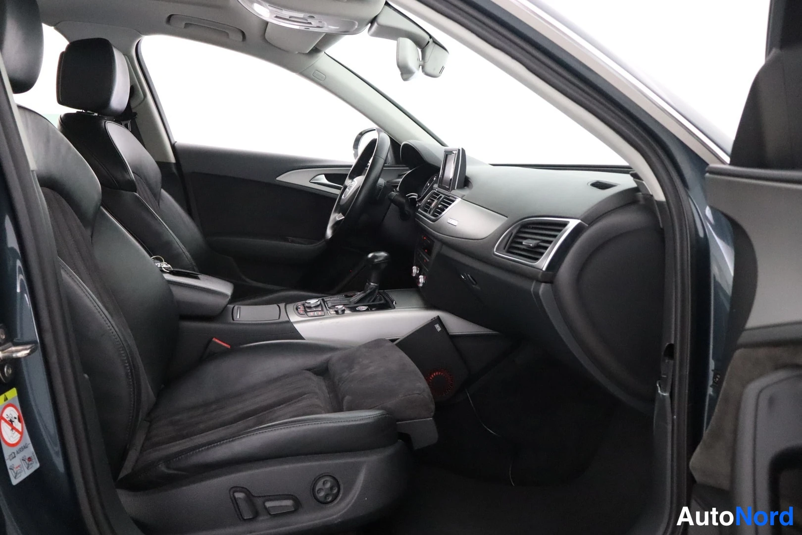 Harmaa Audi A6 2012, etuistuimet, kuva 11