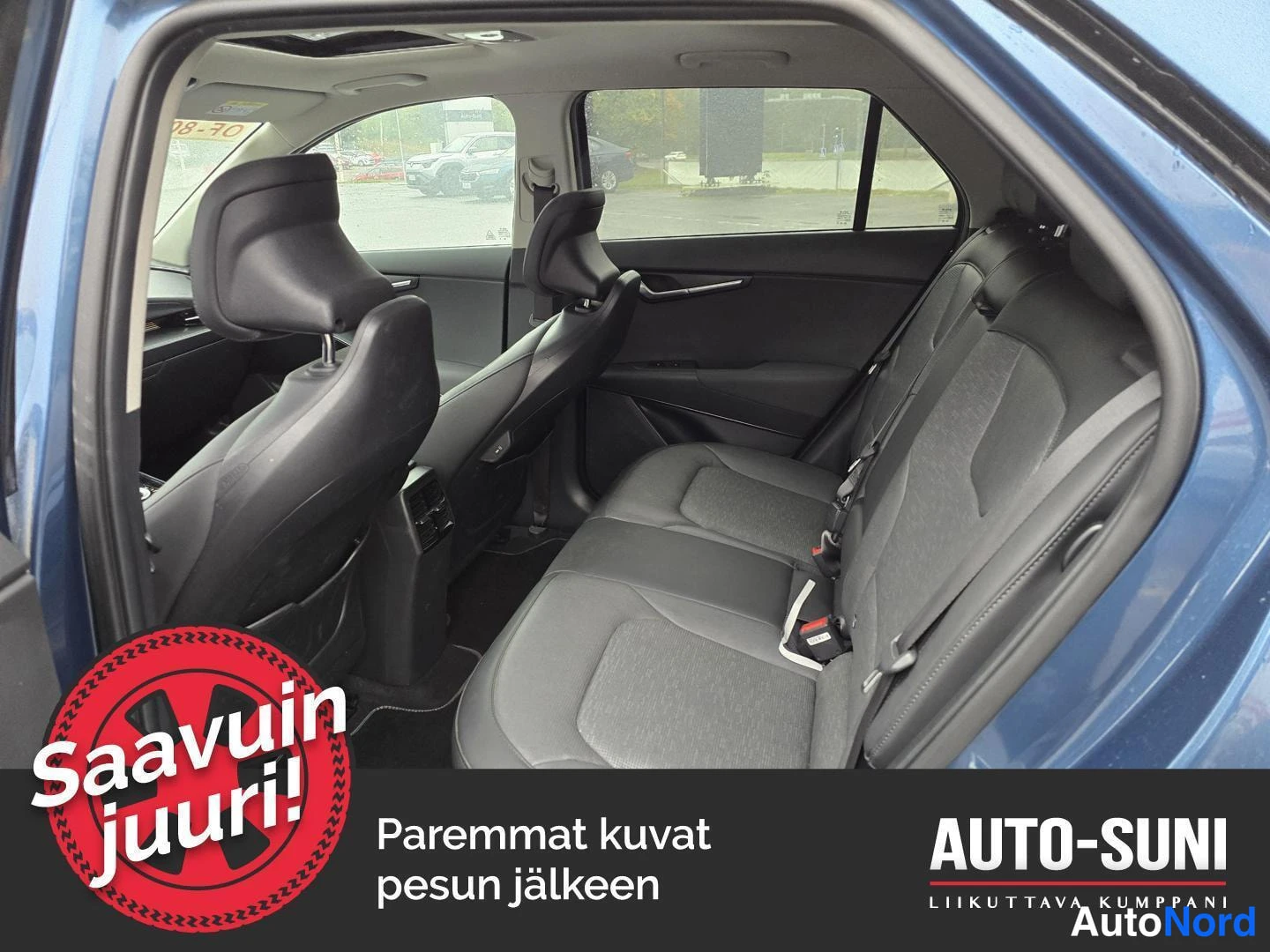Muu: Auton takaistuin ja etumatkustajan istuin mustilla penkuilla kuvattuna avoimesti oikean takamoudesta.