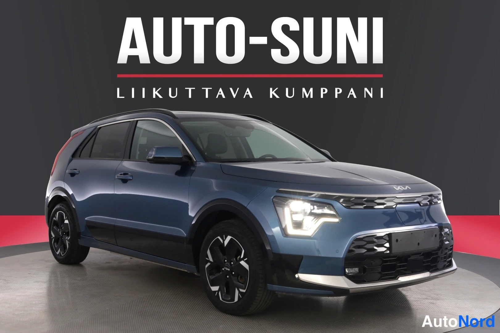 Sininen Kia Niro 2024, etuviisto, keula oikealle, kuva 4