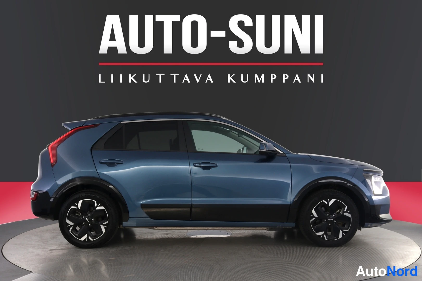 Sininen Kia Niro 2024, etuviisto, keula oikealle, kuva 3
