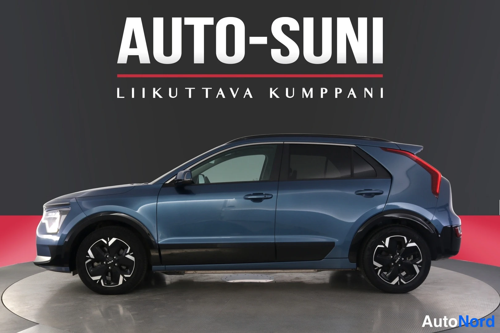 Sininen Kia Niro 2024, etuviisto, keula vasemmalle, kuva 2
