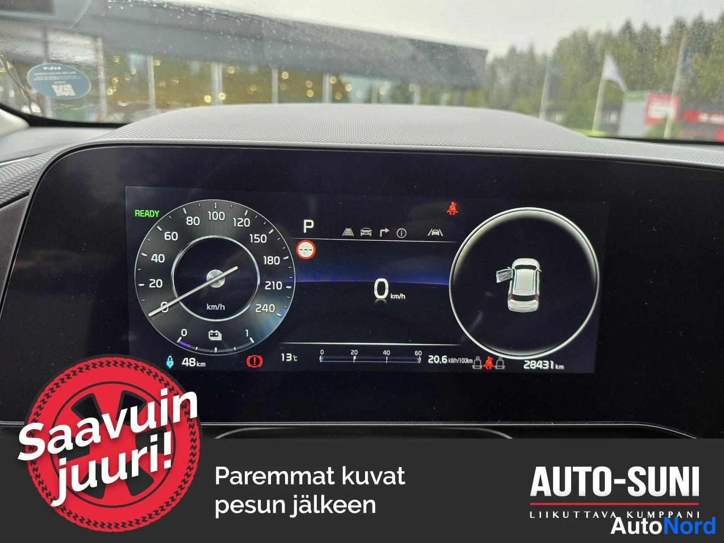 Muu: Sähköauton digitaalinen kojelautanäyttö, jossa nopeusmittari ja nolla km/h lukema.