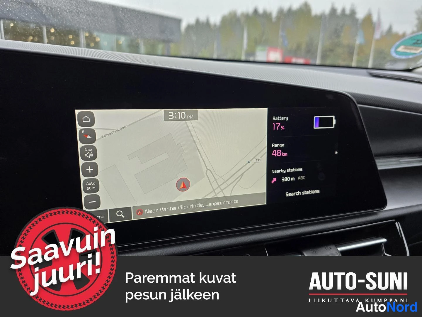 Yksityiskohta: Auton kosketusnäytöllä navigaatiokartta sekä sähköakun varausprosentti ja toimintaetäisyys.