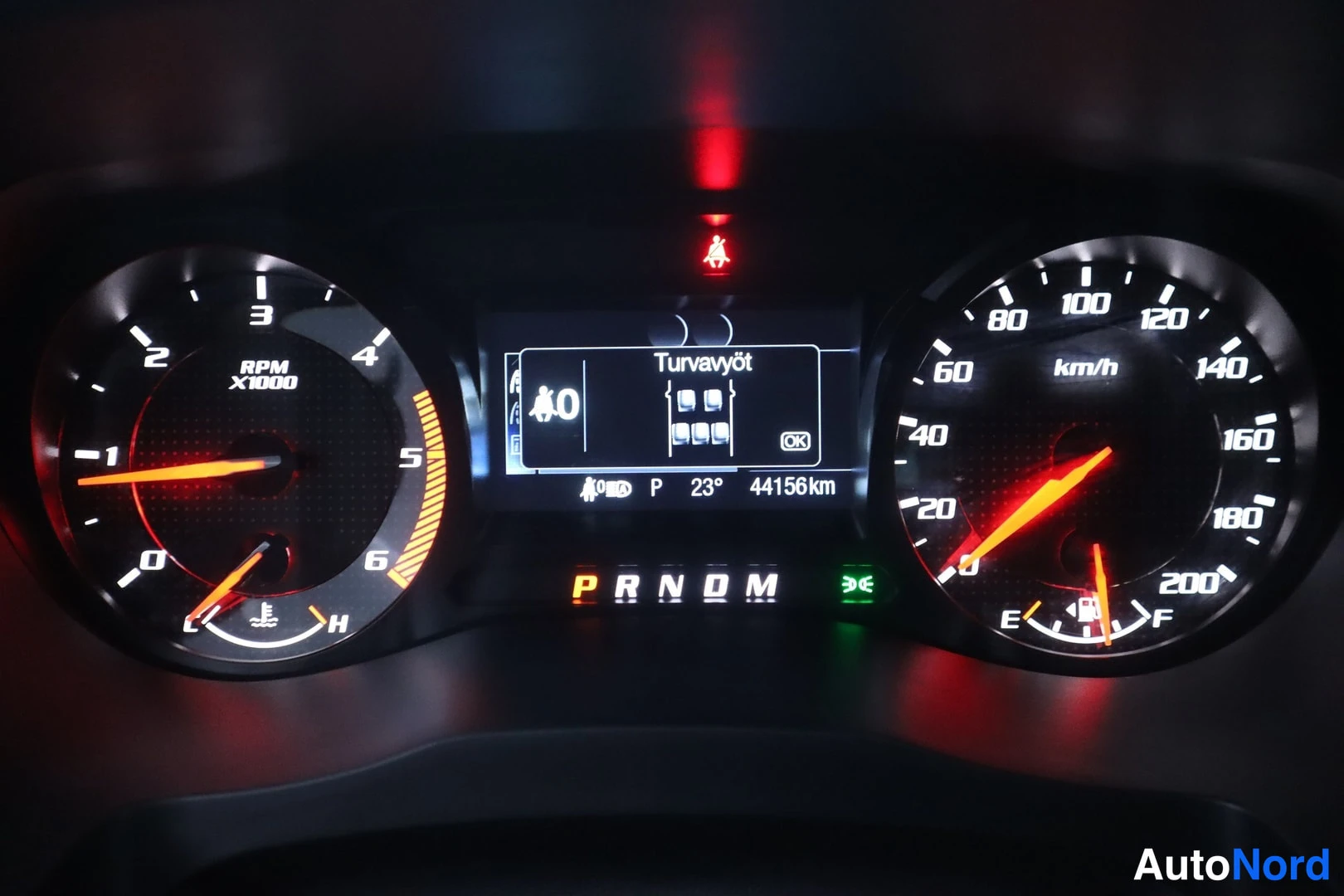 Muu: Mittariston tarkennus: kierrosluku- ja nopeusmittari, polttoaine- ja lämpötilamittari; LCD-näytöllä lukee 'Turvavyöt' ja '44156km'.