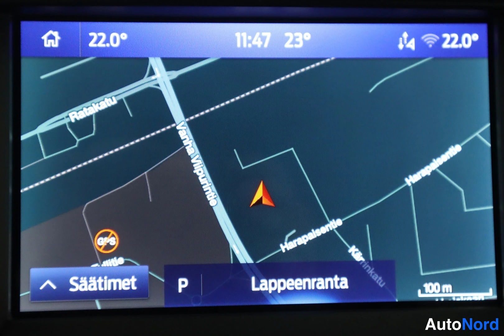 Muu: Infotainment-näytön navigointikartta Lappeenrannassa; näkyvissä kadut Ratakatu, Vanha Viipurintie ja Harapaisentie sekä valikko 'Säätimet'.