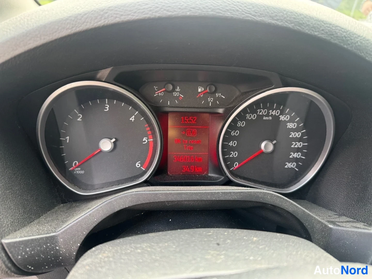 Muu: Henkilöauton kojelaudan mittariston lähikuva: vasemmalla kierroslukumittari (0–6 x1000 r/min), oikealla nopeusmittari (0–260 km/h) ja keskellä punainen näyttö,