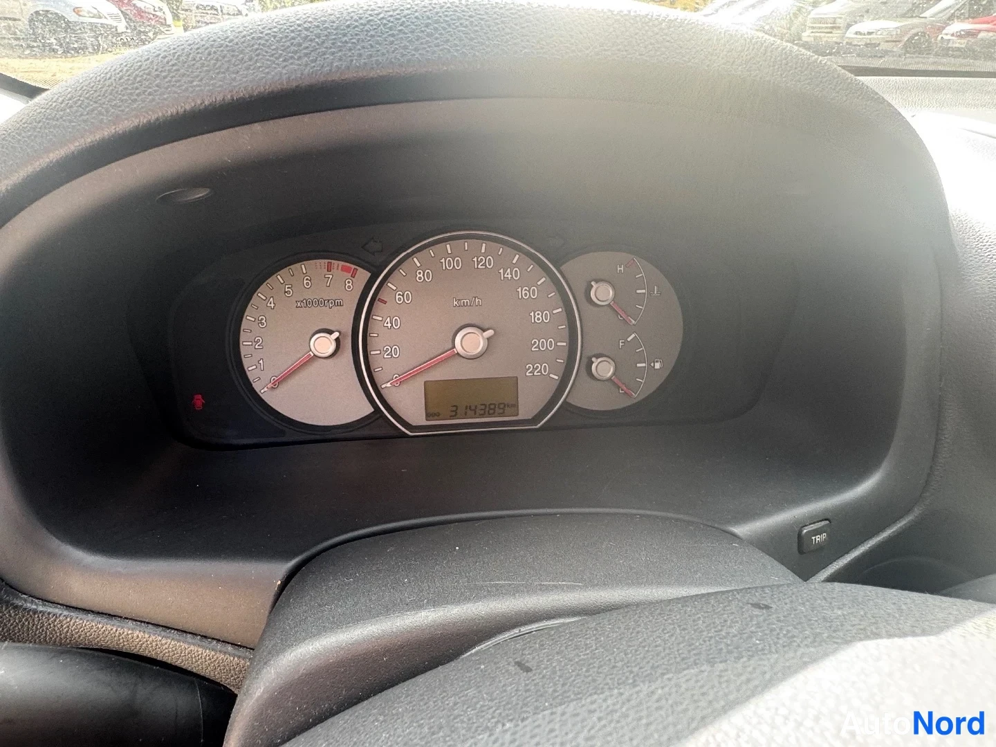 Muu: Mittariston lähikuva: nopeusmittari (jopa 220 km/h), kierrosmittari, polttoaine- ja lämpötilamittari sekä digitaalinen matkamittari, joka näyttää 314389.