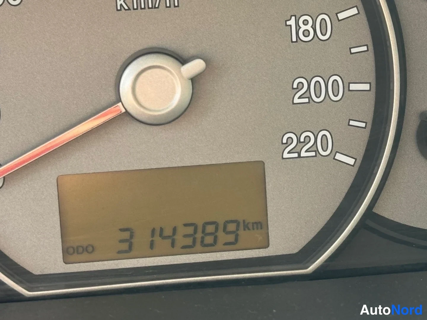 Muu: Mittariston lähikuva: kilometrilukema 314389 km ja nopeusmittarin asteikko 180–220 km/h.