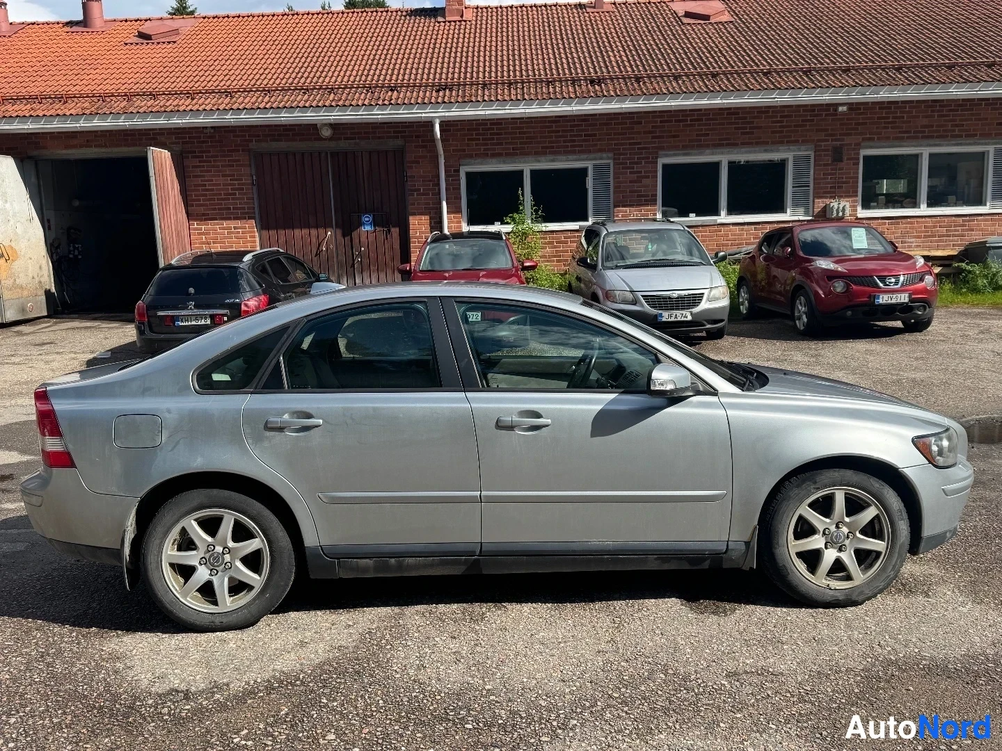 Etuviisto, nokka oikealle: Hopeanvärinen sedan kuvattuna sivulta hieman keulasta; keula osoittaa oikealle, etuvalo ja takavalo ääriviisoissa, moniosaiset alumiinivanteet.