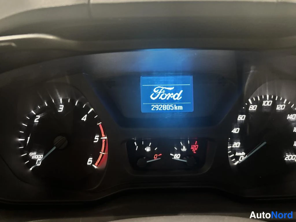 Muu: Mittaristo: Ford-logo ja lukema 292805 km näytöllä, nopeusmittari ja kierroslukumittari.