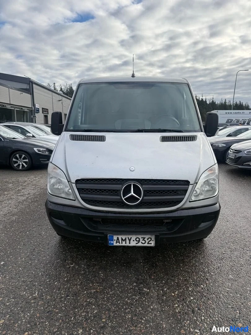 Edestä: Pakettiauton etupäätä edestäpäin; rekisterikilpi ja Mercedes-tähti etusäleikössä.